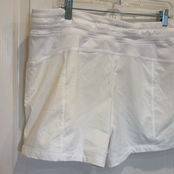 Size 14 Lululemon Dance Studio High-Rise Short 3.5" White Like new - Picture 11 of 12
